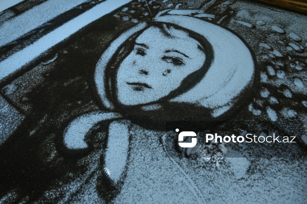 Rəssam Naqiyə Rzayevanın qumla yaratdığı sənət əsərləri