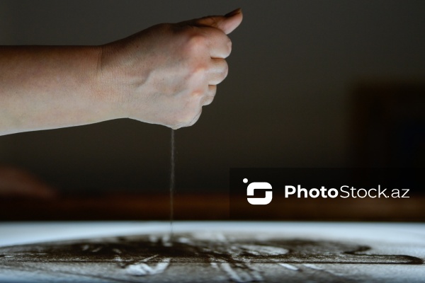 Rəssam Naqiyə Rzayevanın qumla yaratdığı sənət əsərləri