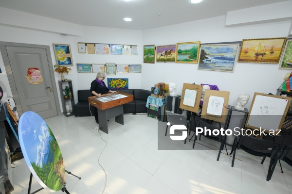 Rəssam Naqiyə Rzayevanın qumla yaratdığı sənət əsərləri