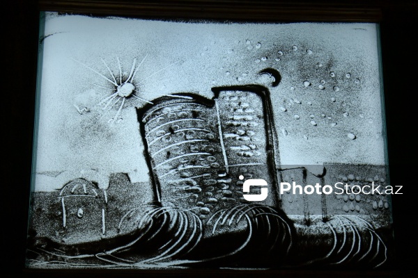 Rəssam Naqiyə Rzayevanın qumla yaratdığı sənət əsərləri