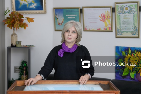 Rəssam Naqiyə Rzayevanın qumla yaratdığı sənət əsərləri