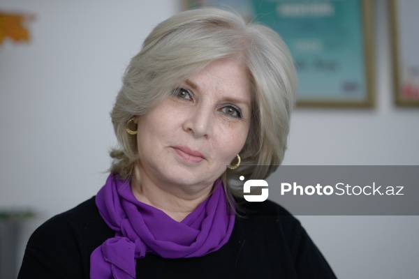 Rəssam Naqiyə Rzayevanın qumla yaratdığı sənət əsərləri