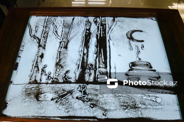 Rəssam Naqiyə Rzayevanın qumla yaratdığı sənət əsərləri