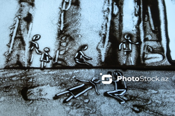 Rəssam Naqiyə Rzayevanın qumla yaratdığı sənət əsərləri