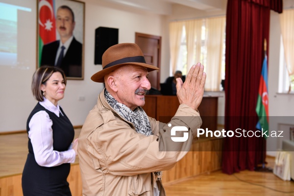 Reza Deqatinin Nəsimi rayonundakı 247 nömrəli məktəbin şagird və müəllim kollektivi ilə görüşü