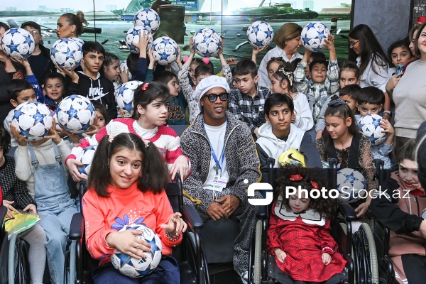 Ronaldinyo “Dəniz Mall”da xüsusi qayğıya ehtiyacı olan uşaqlarla görüşdü