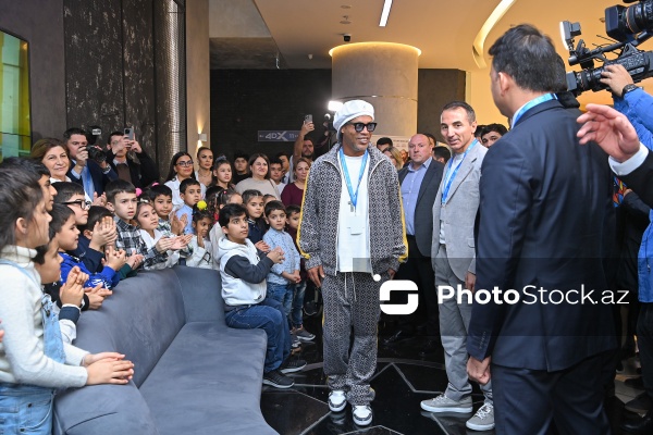 Ronaldinyo “Dəniz Mall”da xüsusi qayğıya ehtiyacı olan uşaqlarla görüşdü