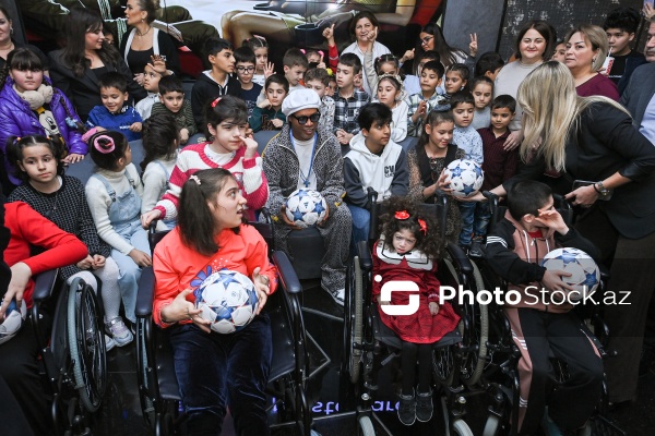 Ronaldinyo “Dəniz Mall”da xüsusi qayğıya ehtiyacı olan uşaqlarla görüşdü