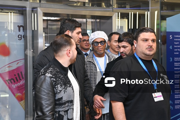 Ronaldinyo “Dəniz Mall”da xüsusi qayğıya ehtiyacı olan uşaqlarla görüşdü