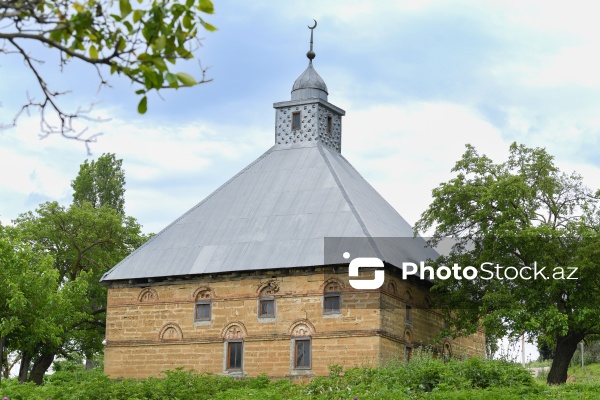 Şabran rayonunda yerləşən XlX əsrə aid Ləcədi kənd məscidi