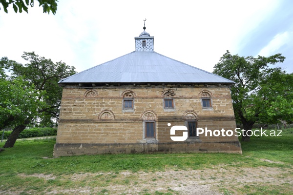Şabran rayonunda yerləşən XlX əsrə aid Ləcədi kənd məscidi
