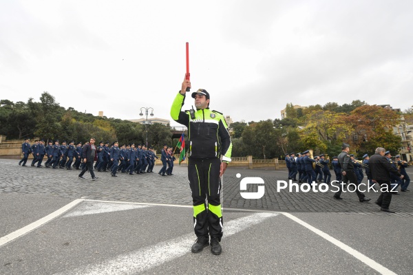 Şəhidlər xiyabanından başlayan Zəfər Günü yürüşü