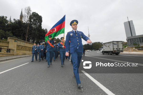 Şəhidlər xiyabanından başlayan Zəfər Günü yürüşü