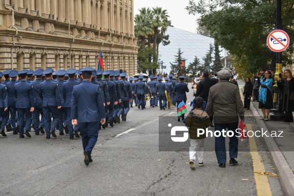 Şəhidlər xiyabanından başlayan Zəfər Günü yürüşü