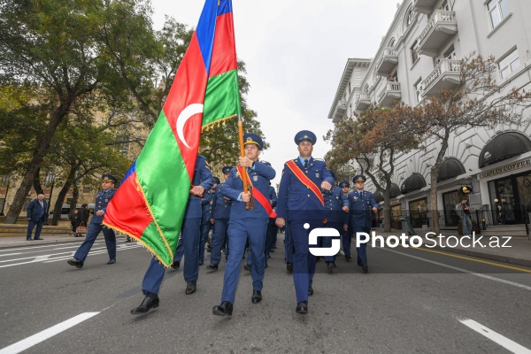 Şəhidlər xiyabanından başlayan Zəfər Günü yürüşü