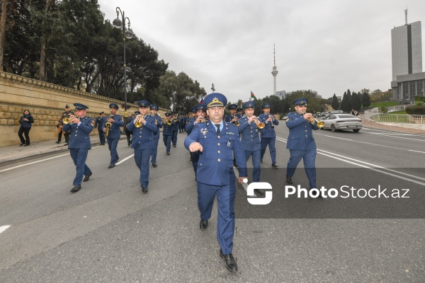 Şəhidlər xiyabanından başlayan Zəfər Günü yürüşü