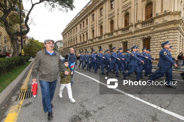 Şəhidlər xiyabanından başlayan Zəfər Günü yürüşü