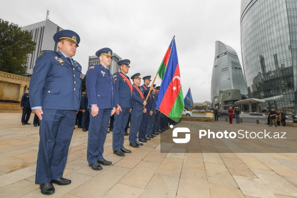 Şəhidlər xiyabanından başlayan Zəfər Günü yürüşü