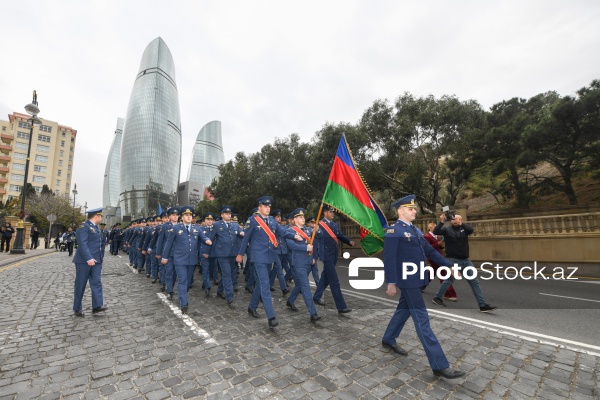 Şəhidlər xiyabanından başlayan Zəfər Günü yürüşü