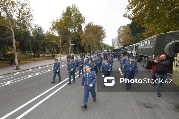Şəhidlər xiyabanından başlayan Zəfər Günü yürüşü