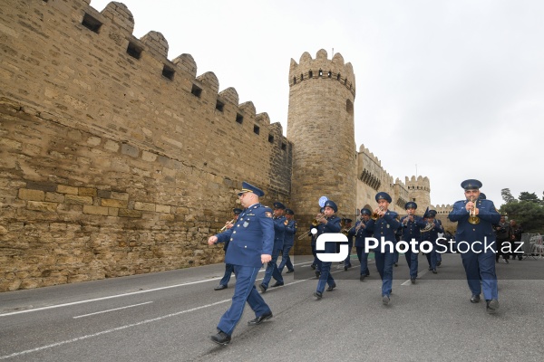 Şəhidlər xiyabanından başlayan Zəfər Günü yürüşü