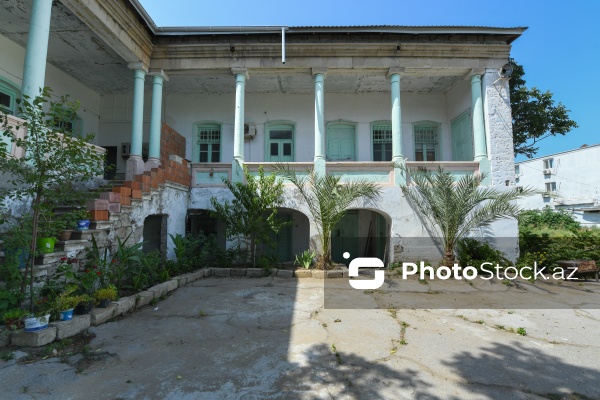 Şəmsi Əsədullayevin Mərdəkandakı bağ evi