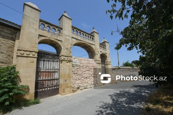 Şəmsi Əsədullayevin Mərdəkandakı bağ evi