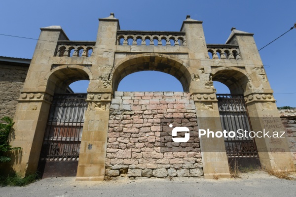 Şəmsi Əsədullayevin Mərdəkandakı bağ evi