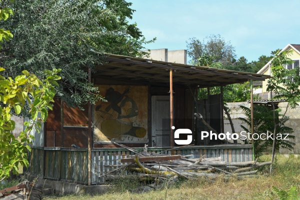 Şəmsi Əsədullayevin Mərdəkandakı bağ evi