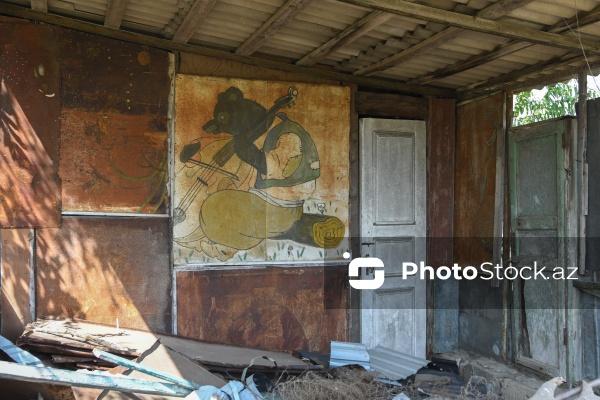 Şəmsi Əsədullayevin Mərdəkandakı bağ evi