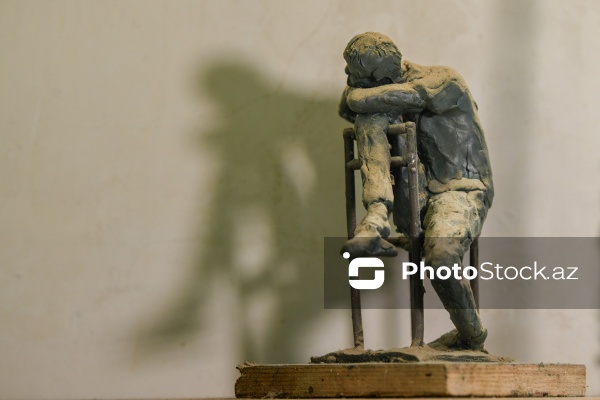 Sənətkar ailəsində yetişən heykəltəraş Güntay Hüseynli