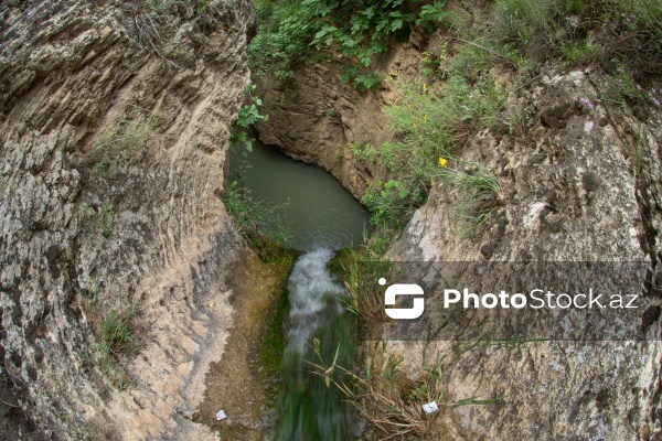Qobustan rayonunda yerləşən Sündü şəlaləsi