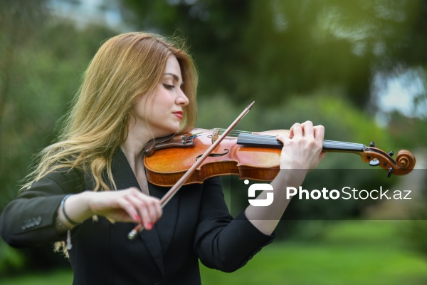 Skripkaçı Zərifə Alxazova