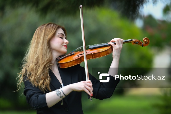 Skripkaçı Zərifə Alxazova