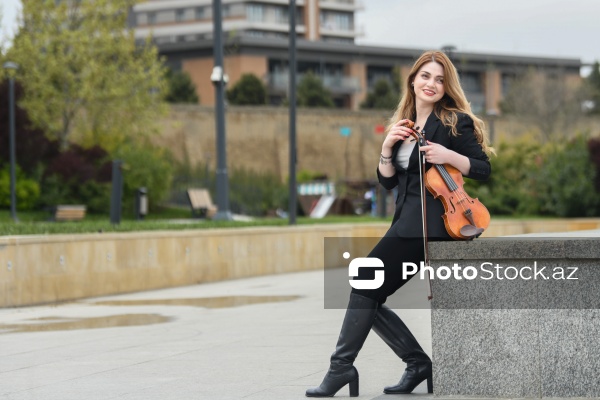 Skripkaçı Zərifə Alxazova