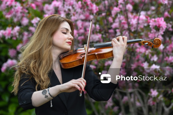 Skripkaçı Zərifə Alxazova