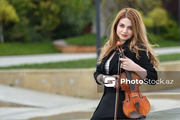 Skripkaçı Zərifə Alxazova