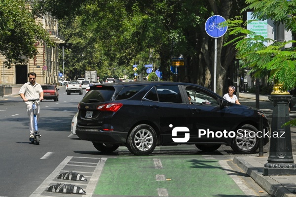 Şəhərdə piyadalar arasında şütüyən alternativ nəqliyyat - skuter