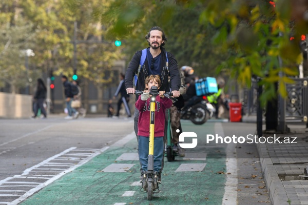 Şəhərdə piyadalar arasında şütüyən alternativ nəqliyyat - skuter