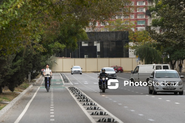 Şəhərdə piyadalar arasında şütüyən alternativ nəqliyyat - skuter