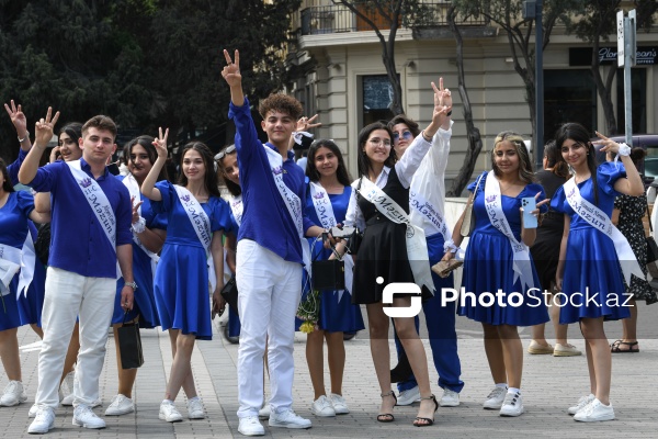 "Son zəng": Bakı küçələrində məzunların gəzintisi