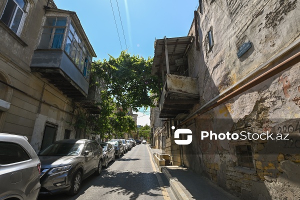 Süleyman Tağızadə 69-87 küçəsindəki təhlükə saçan qəzalı eyvan