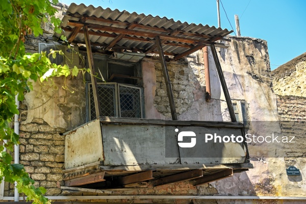 Süleyman Tağızadə 69-87 küçəsindəki təhlükə saçan qəzalı eyvan