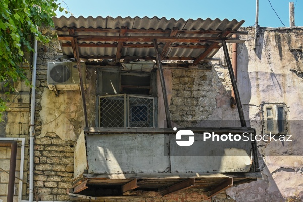 Süleyman Tağızadə 69-87 küçəsindəki təhlükə saçan qəzalı eyvan