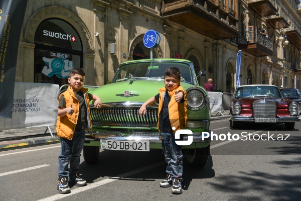 "Sürətin evolyusiyası" layihəsi çərçivəsində keçirilən klassik avtomobillərin sərgisi