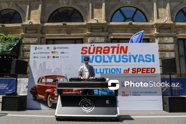"Sürətin evolyusiyası" layihəsi çərçivəsində keçirilən klassik avtomobillərin sərgisi