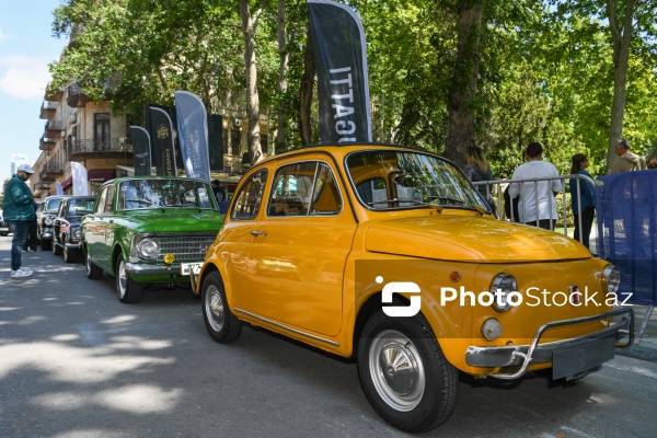 "Sürətin evolyusiyası" layihəsi çərçivəsində keçirilən klassik avtomobillərin sərgisi