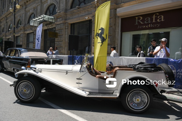 "Sürətin evolyusiyası" layihəsi çərçivəsində keçirilən klassik avtomobillərin sərgisi