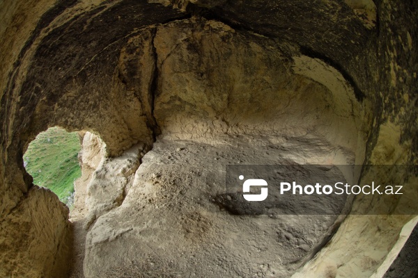 Qobustan rayonunun Sündü kəndində yerləşən qədim mağaralar