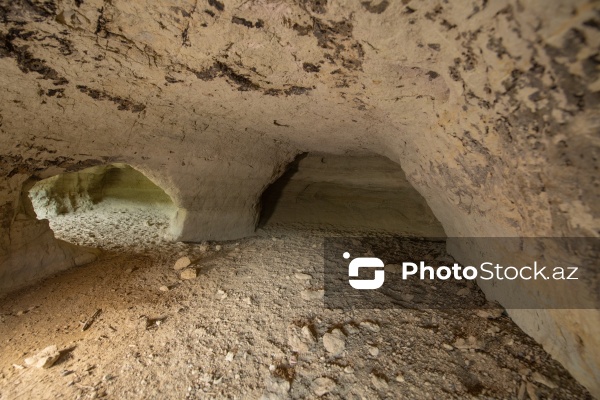 Qobustan rayonunun Sündü kəndində yerləşən qədim mağaralar